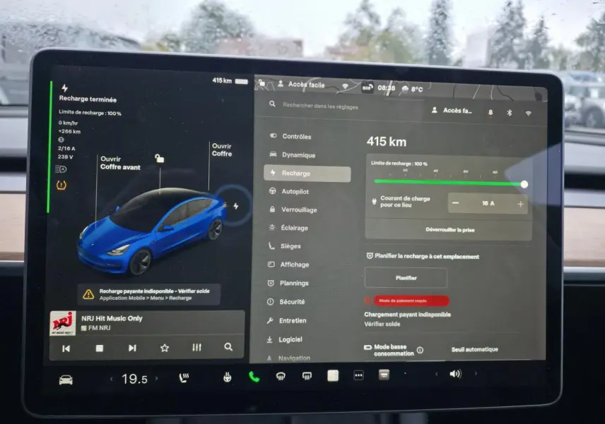 Écran tactile intérieur de Tesla Model 3 bleu foncé affichant l'état de recharge et les réglages du véhicule.