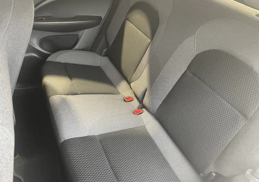 Banquette arrière en tissu gris et noir du Leapmotor T03 Luxury 2025, vue côté droit intérieur arrière.