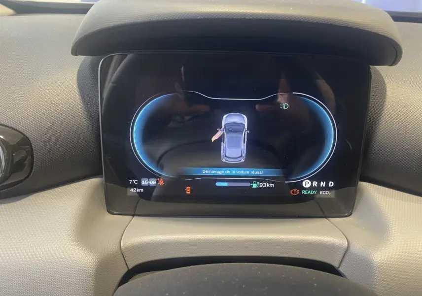 Vue rapprochée du combiné d'instruments numérique du Leapmotor T03 Luxury 2025 affichant l'état de démarrage et autonomie.