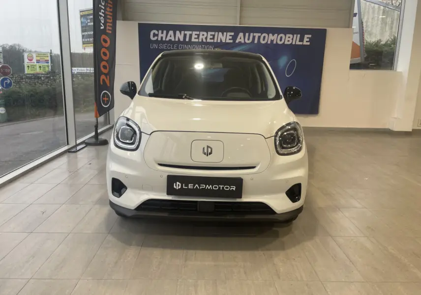 Vue de face du LEAPMOTOR T03 Luxury blanc, mettant en valeur ses phares LED et son logo central sur fond lisse.