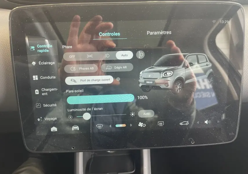 Écran tactile central affichant les réglages du LEAPMOTOR T03 Luxury 2025 avec vue 3/4 avant du véhicule blanc.