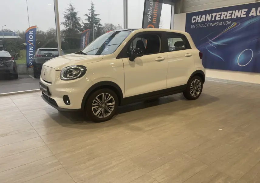 Vue 3/4 avant droite du LEAPMOTOR T03 Luxury blanc électrique, avec phares LED et jantes stylisées en concession.