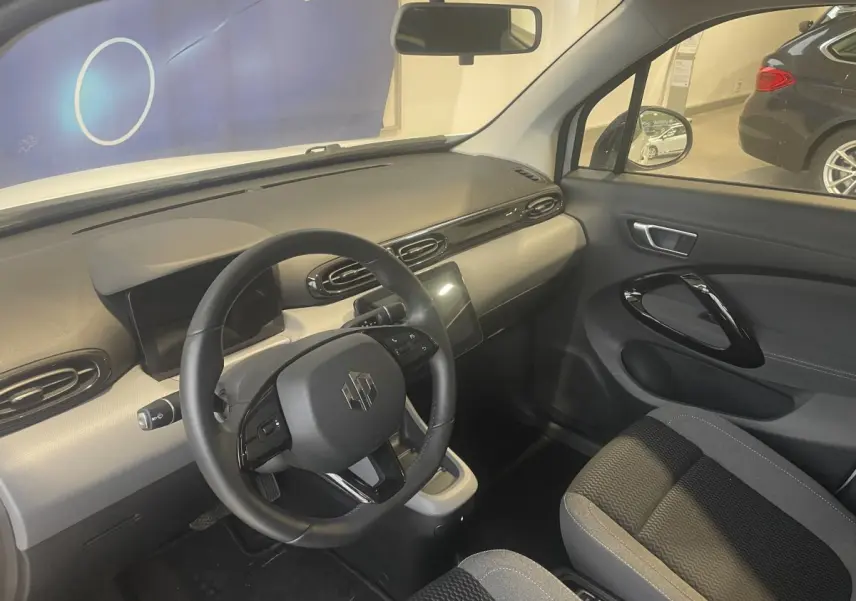 Vue intérieure côté conducteur du Leapmotor T03 Luxury 2025, volant cuir multifonctions et tableau de bord moderne gris et noir.