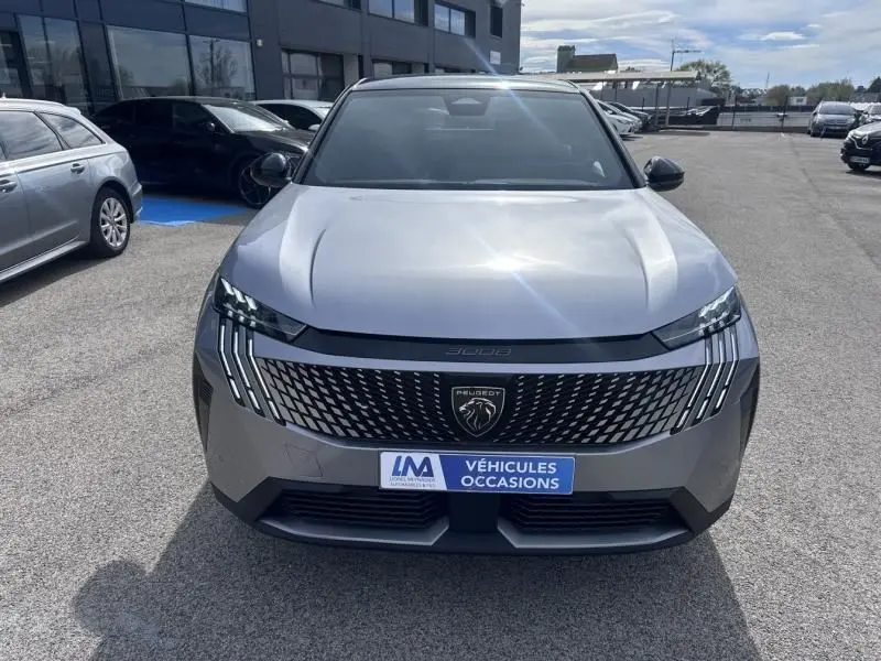 Vue avant du Peugeot 3008 Nouveau gris métal 2024 avec calandre distinctive et phares LED verticaux.