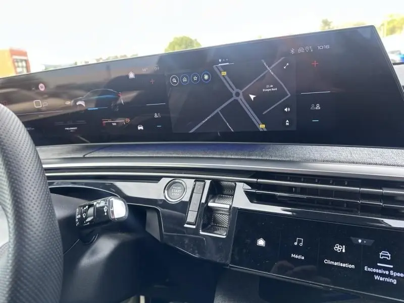 Vue intérieure du tableau de bord du Peugeot 3008 2024 gris métal, avec écran tactile et bouton start/stop visible.