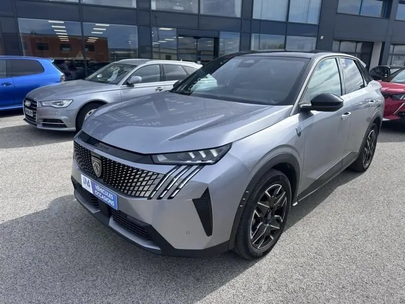 Peugeot 3008 hybride gris métal en 3/4 avant droit, avec calandre distinctive et jantes noires stylées.