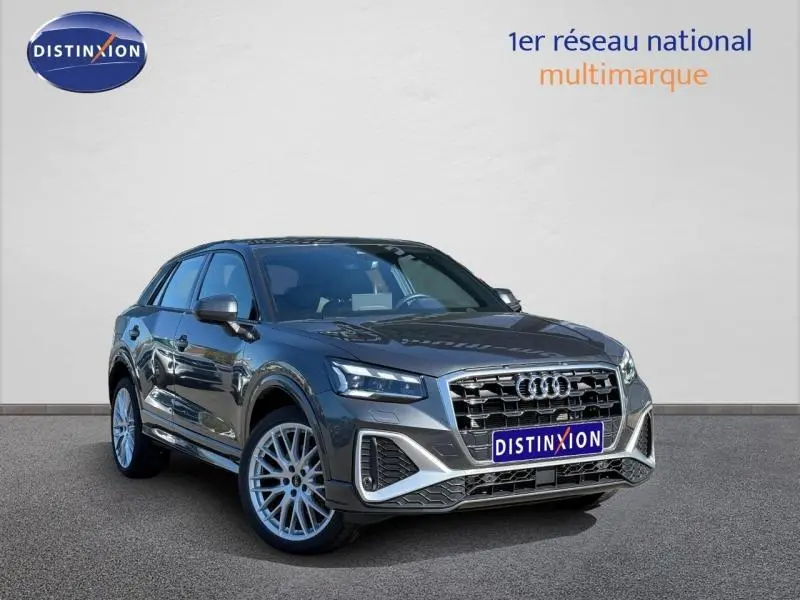 Audi Q2 35 TDI S line 2025 en gris Daytona nacré, vue 3/4 avant mettant en valeur sa calandre et ses jantes distinctives.
