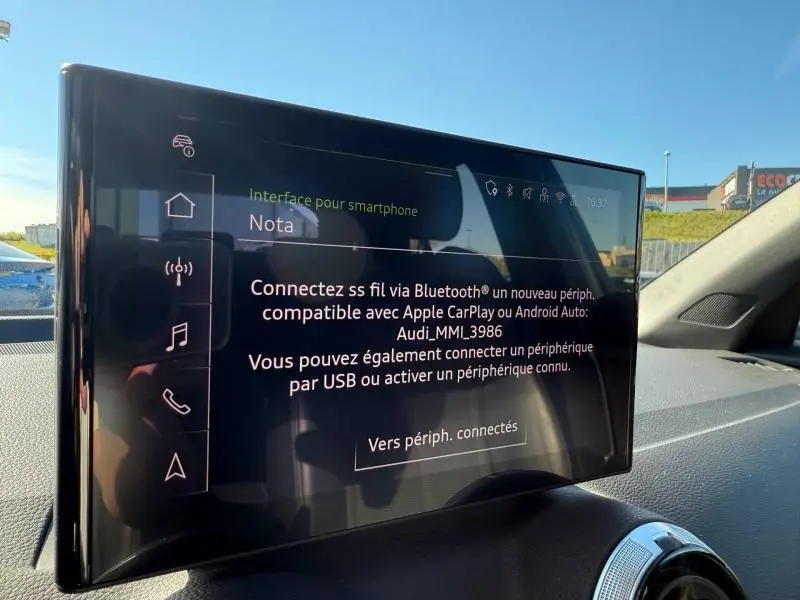 Écran tactile central de l'Audi Q2 2025 affichant l'interface smartphone avec commandes multimédia visibles.