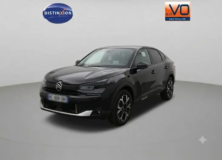 Citroën C4 X hybride noir vue 3/4 avant droit, jantes alliage 17 pouces et toit ouvrant panoramique visibles.