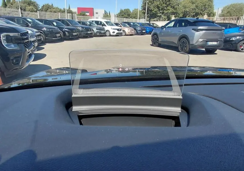 Affichage tête haute transparent sur le tableau de bord d'une Citroën C4 X noire, vue intérieure avant.