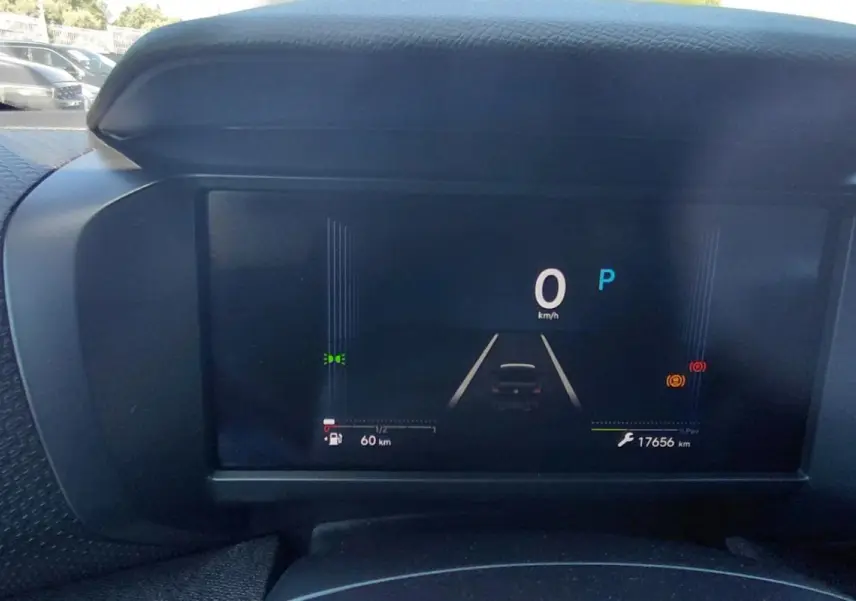 Affichage numérique du tableau de bord de la Citroën C4 X hybride 2025, montrant la vitesse à 0 km/h et l'autonomie restante.