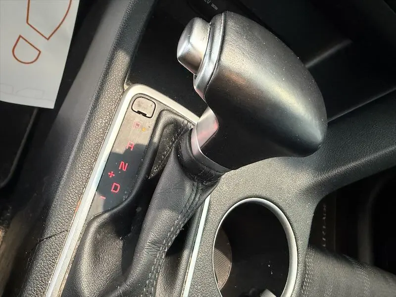 Le levier de vitesse automatique noir de la KIA SPORTAGE 2021, vue rapprochée sur la console centrale.