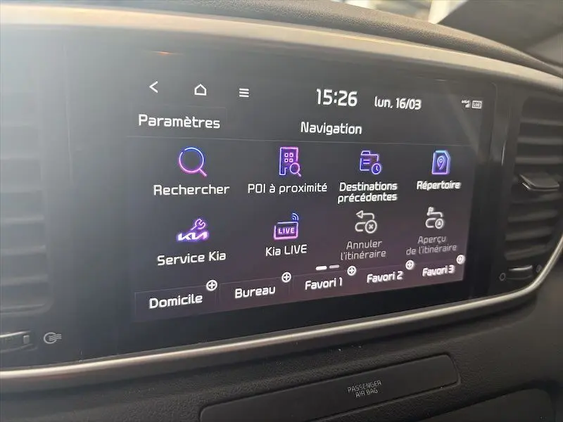 Écran tactile de navigation du Kia Sportage 2021, affichant menu paramètres et options de navigation.