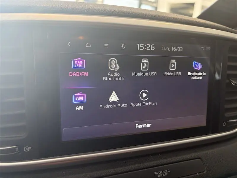Écran tactile multimédia du Kia Sportage 2021 affichant les options audio Bluetooth, USB, Android Auto et Apple CarPlay.