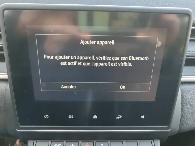 Écran tactile central du Renault Captur 2023 affichant l'invite d'ajout d'appareil Bluetooth.