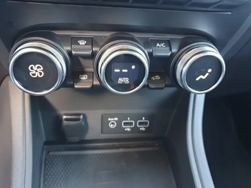 Gros plan sur les commandes de climatisation et les ports USB du tableau de bord du Renault Captur 2023.