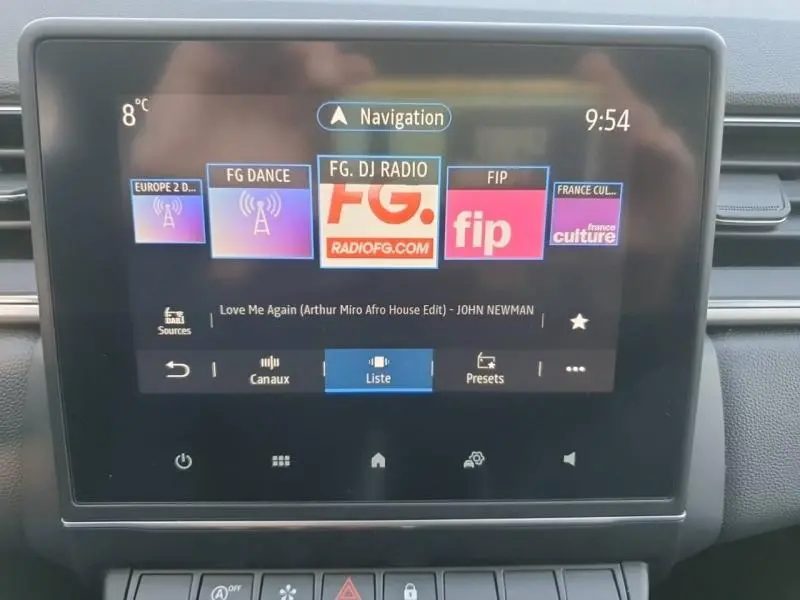 Écran tactile central du tableau de bord du Renault Captur 2023 affichant les stations radio, vue frontale rapprochée.