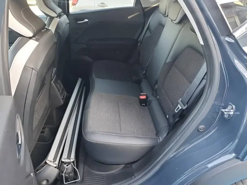 Vue intérieure côté droit des sièges arrière en tissu et cuir du Renault Captur 1.3 TCe bleu marine fume/Noir Etoile 2023.