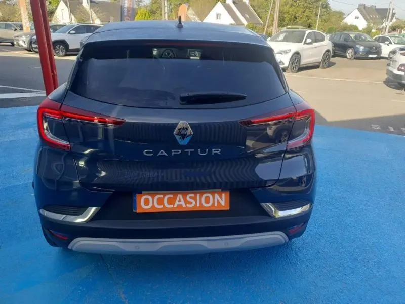Vue arrière d'un Renault Captur 2023 bleu marine fumé avec feux LED et plaque "OCCASION" visible.