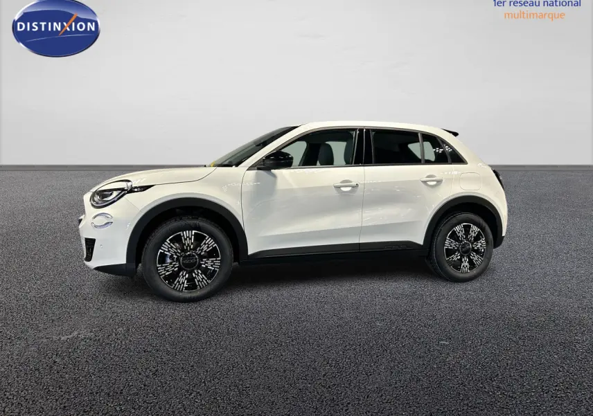 Profil droit d'une Fiat 600 blanche 2026 avec jantes alliage noires et coques de rétroviseurs noirs brillants.