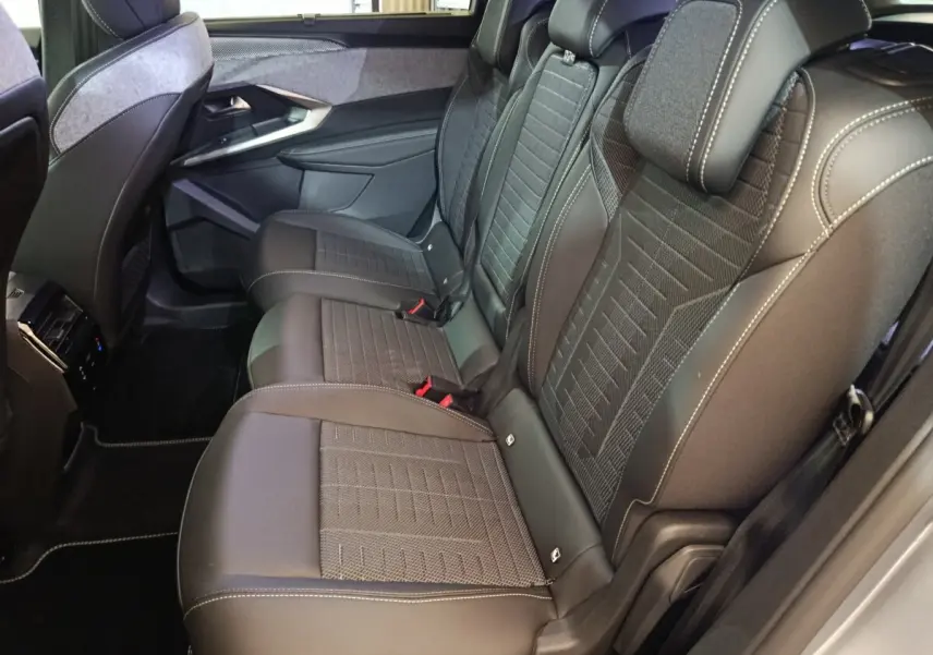 Vue côté droit des sièges arrière en cuir noir et tissu gris du Peugeot 5008 1.6 PHEV 195 E-DCS7 GT 2026.