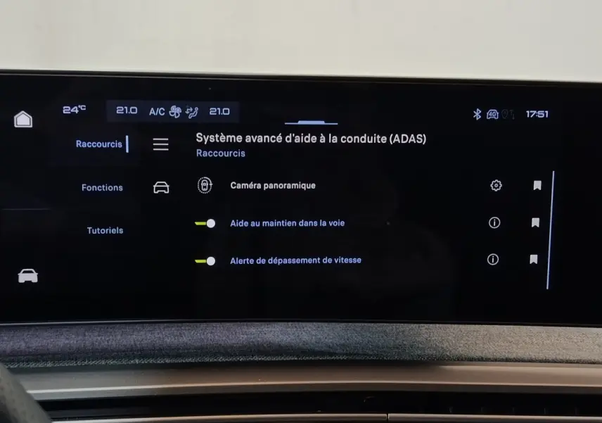 Écran tactile central affichant les aides à la conduite sur le tableau de bord du Peugeot 5008 gris clair.