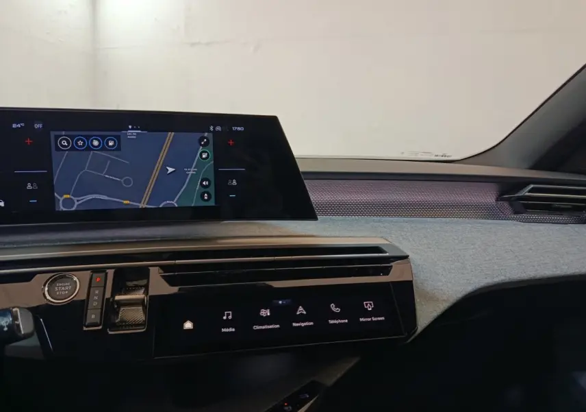 Vue intérieure du tableau de bord du Peugeot 5008 1.6 PHEV 195 E-DCS7 GT 2026, écran tactile de navigation et commandes digitales.
