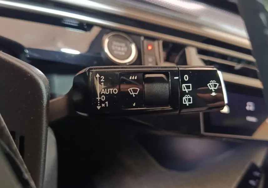 Gros plan sur la commande des essuie-glaces dans l’habitacle du Peugeot 5008 gris clair, version 2026.