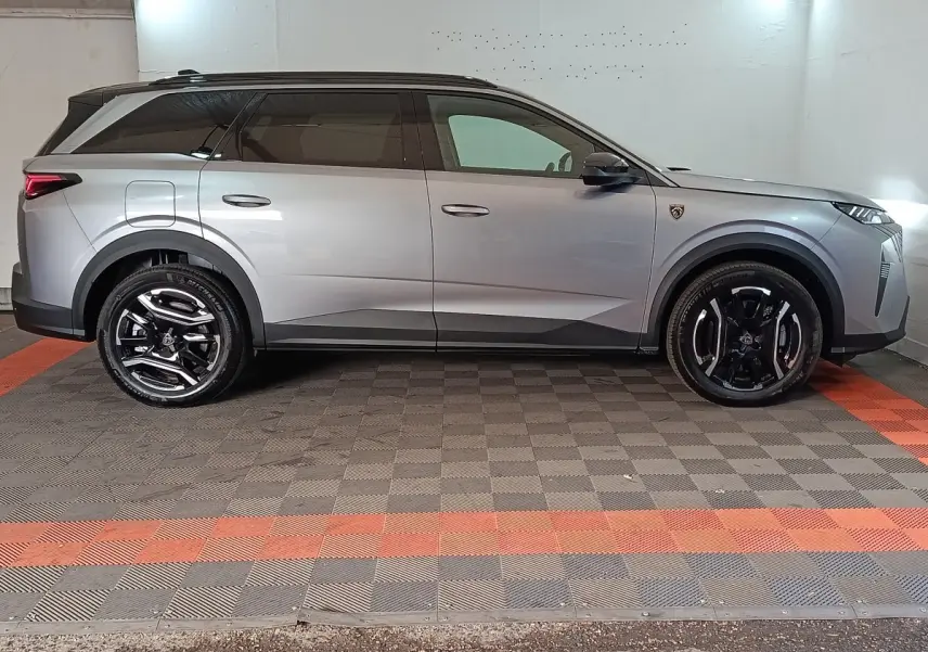 Peugeot 5008 gris clair vue de profil côté gauche, avec jantes noires et toit noir contrastant.