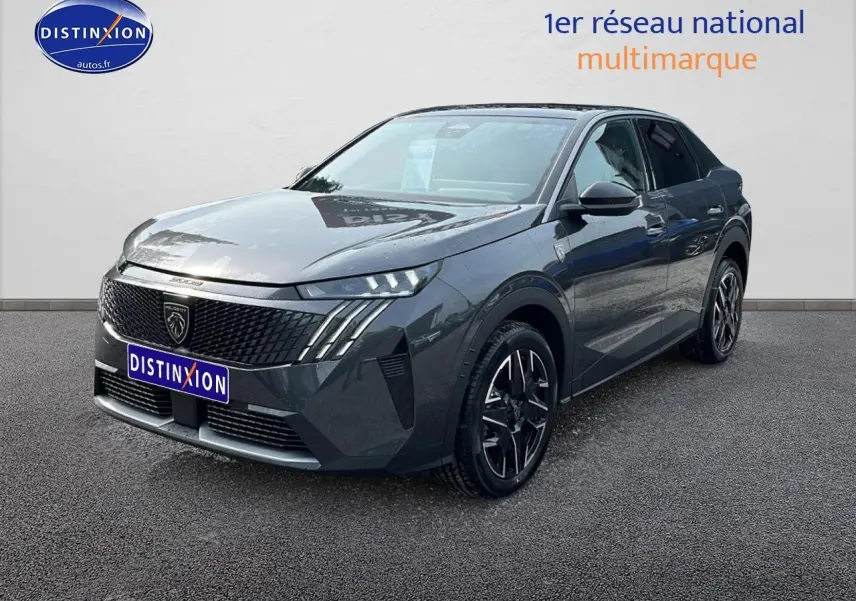 Peugeot 3008 gris en 3/4 avant droit, avec calandre noire et jantes alliage distinctives.