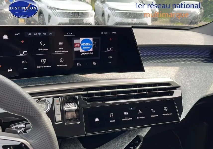 Vue intérieure du tableau de bord du Peugeot 3008 gris 1.2 hybrid 145 GT, avec écran tactile multifonction et volant cuir.