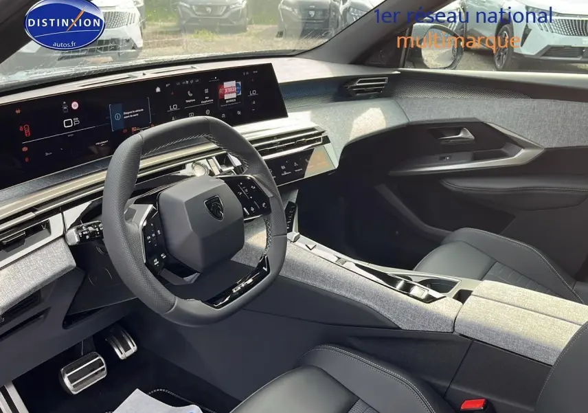 Vue intérieure côté conducteur du Peugeot 3008 gris 2025, volant compact et tableau de bord numérique large.