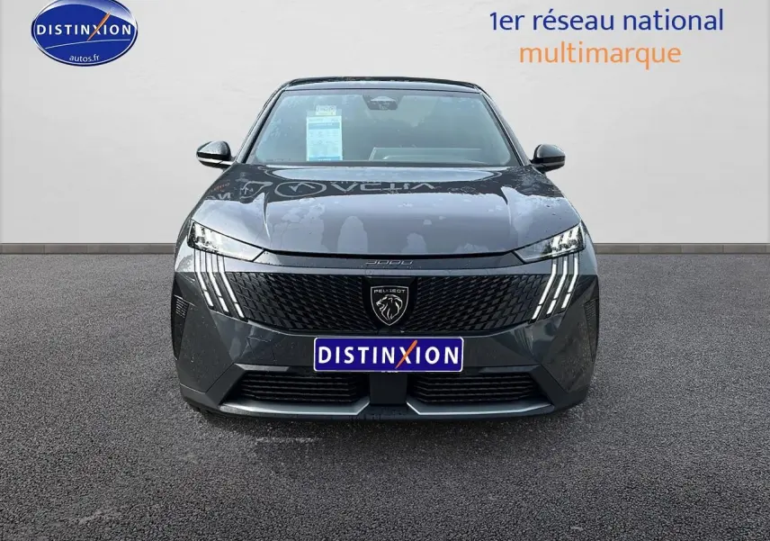 Vue avant d'un Peugeot 3008 gris 2025 avec calandre noire et phares LED à griffes distinctives.