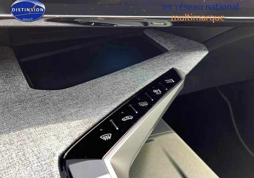 Détail des commandes climatisation sur la planche de bord grise du Peugeot 3008 hybride 2025, vue intérieure côté passager.