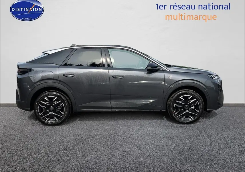 Profil droit d'un Peugeot 3008 gris 2025, version hybride, avec jantes alliage noires et lignes modernes.
