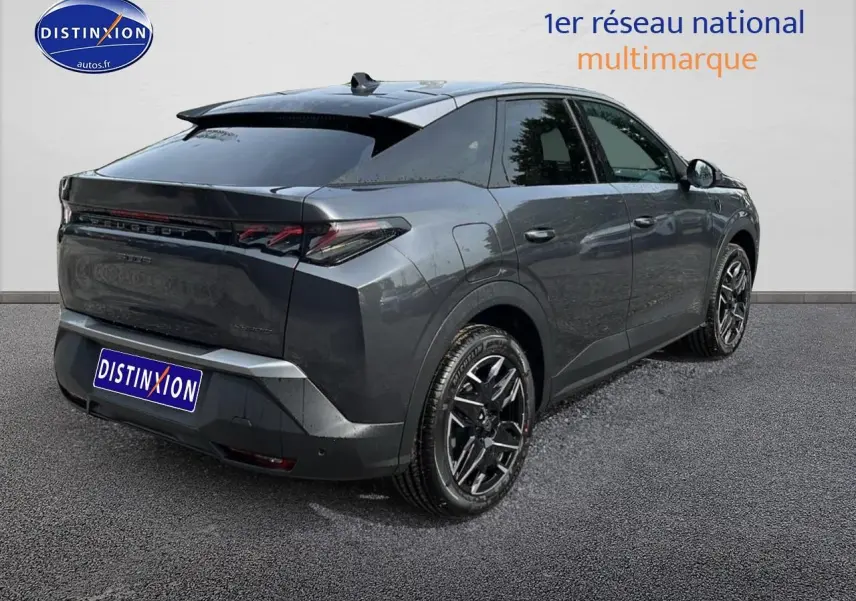 Peugeot 3008 gris en 3/4 arrière droit, avec jantes alu noires et feux arrière LED distinctifs.