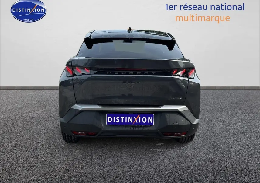 Vue arrière d'un Peugeot 3008 gris 2025 avec feux LED caractéristiques et becquet noir.