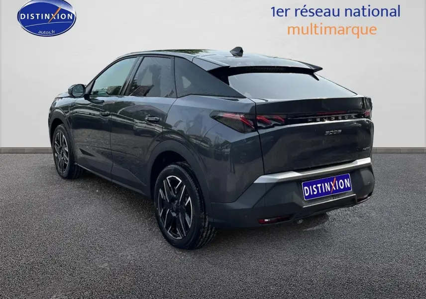 Vue 3/4 arrière gauche d'un Peugeot 3008 gris hybride 2025 avec jantes alu noires et feux arrière LED distinctifs.