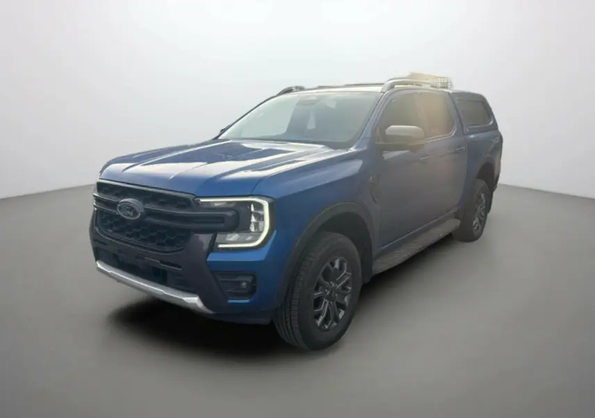 Ford Ranger 3.0 V6 Wildtrak bleu lightning en 3/4 avant droit avec hard-top vitré couleur carrosserie.