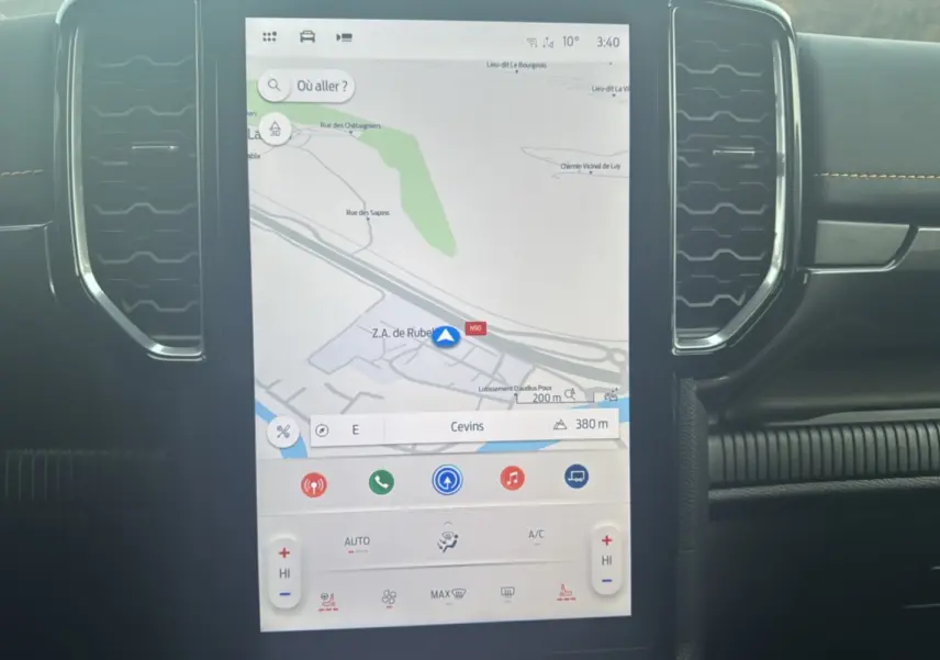 Écran tactile central du Ford Ranger Wildtrak 2026 affichant la navigation GPS dans un intérieur noir.