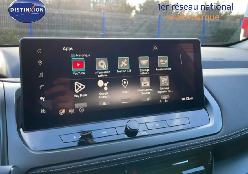 Vue intérieure du tableau de bord du Nissan Qashqai 2025 avec écran tactile central affichant des applications connectées.