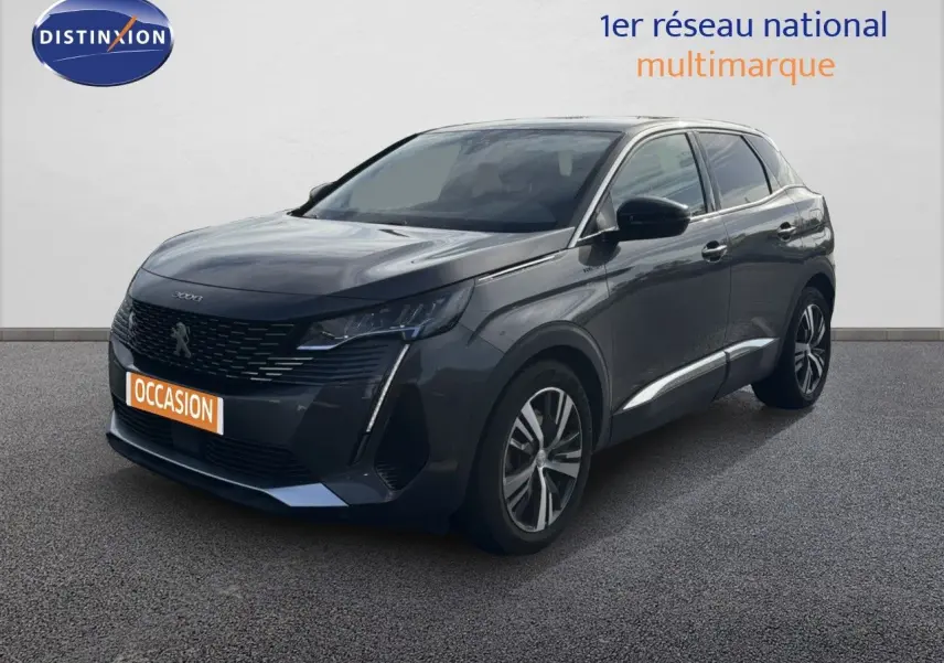 Peugeot 3008 gris platinium métal en 3/4 avant droit, avec calandre noire et feux LED distinctifs.