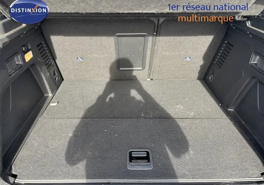 Coffre spacieux du Peugeot 3008 1.6 Hybrid 225ch gris platinium, vue intérieure arrière avec revêtement tissu gris.