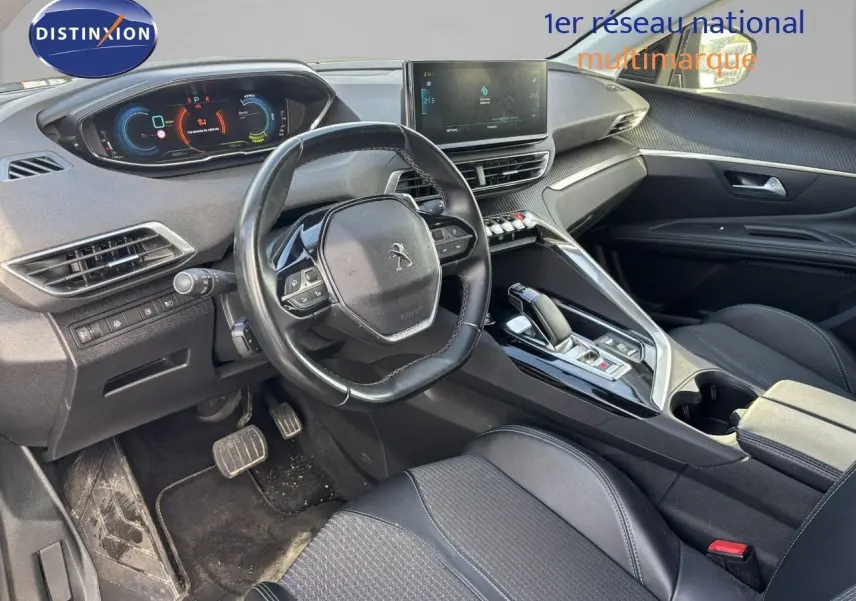Intérieur avant droit du Peugeot 3008 gris platinium, volant compact, tableau de bord numérique et console centrale moderne.