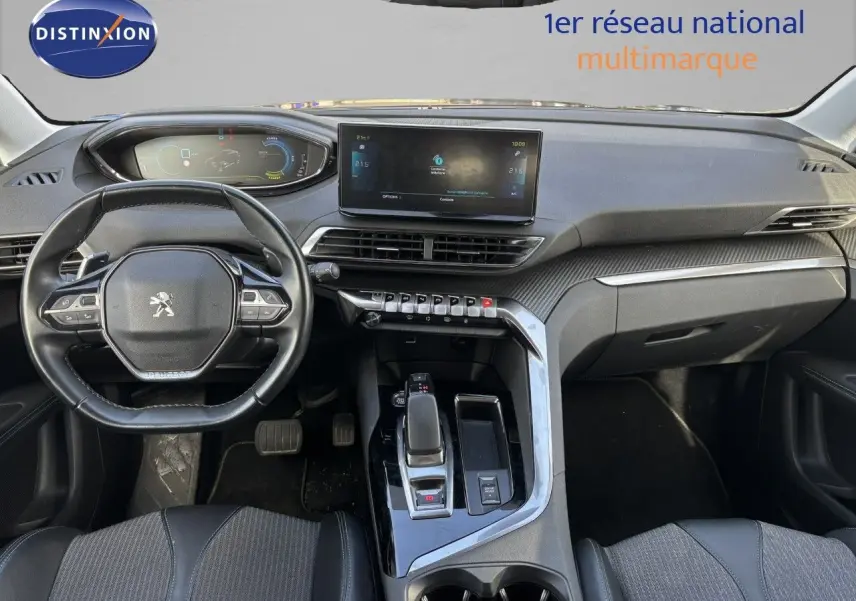 Vue intérieure avant du Peugeot 3008 gris platinium, tableau de bord moderne avec écran tactile et volant compact multifonction.