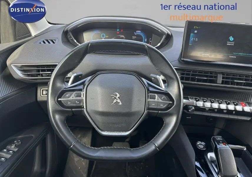 Vue intérieure centrée sur le volant cuir noir du Peugeot 3008 1.6 Hybrid 2022 avec tableau de bord digital et écran tactile.