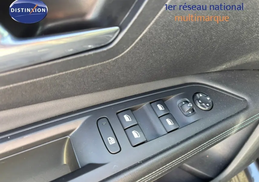 Gros plan sur les commandes des vitres côté conducteur d’un Peugeot 3008 gris platinium 2022 hybride rechargeable.