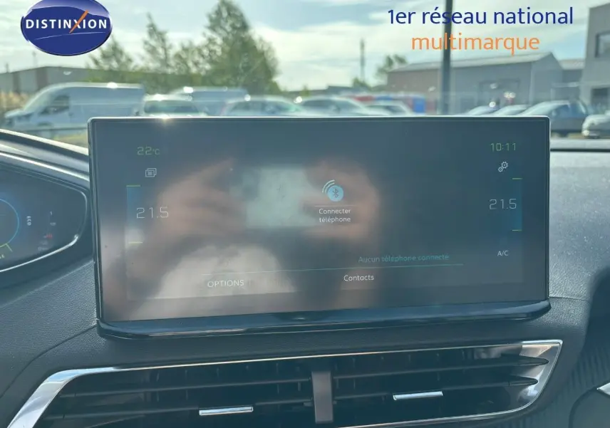 Écran tactile central du Peugeot 3008 gris platinium, vue intérieure frontale avec affichage climatisation et connectivité Bluetooth.