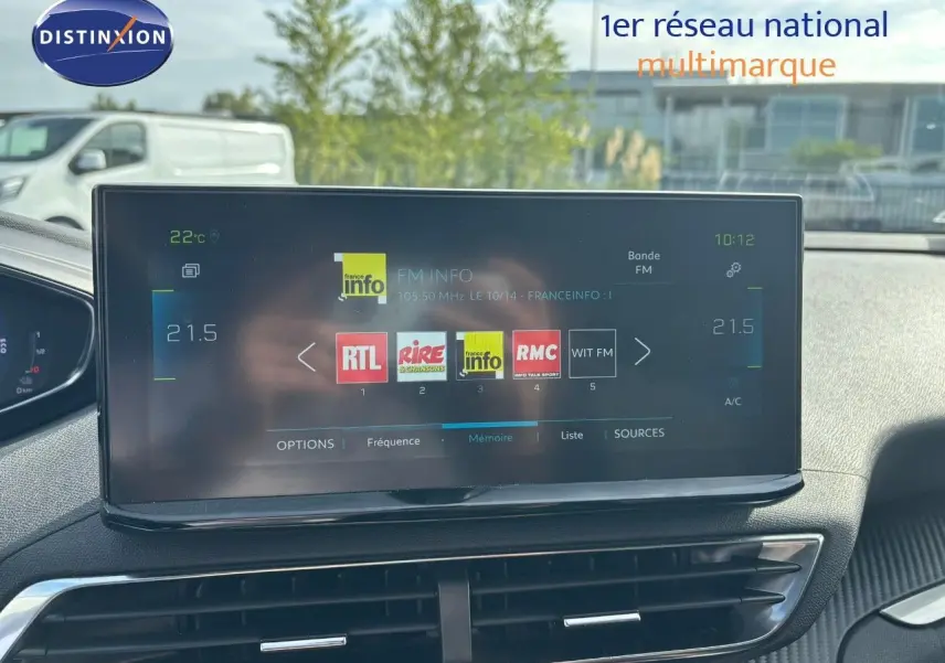 Écran tactile central du Peugeot 3008 gris platinium, affichant les stations radio, vue intérieure avant.