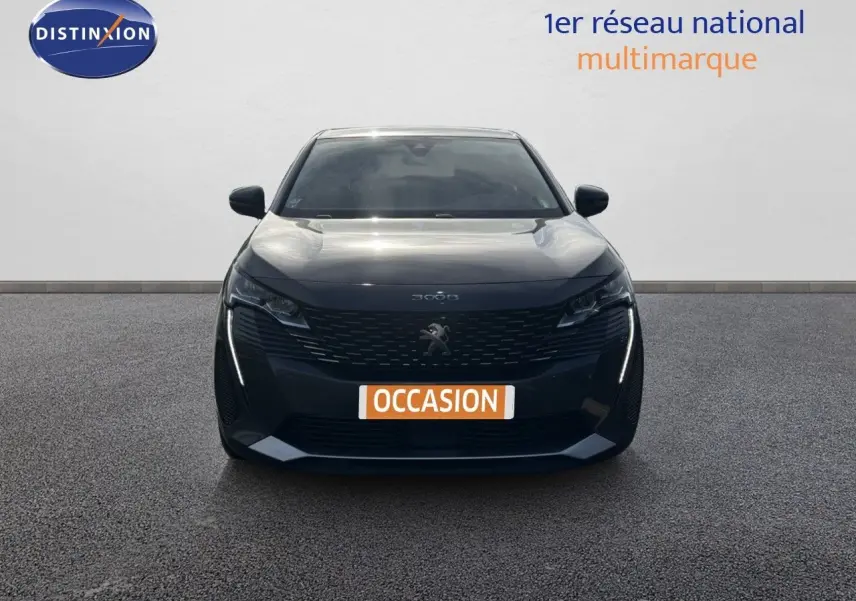 Vue frontale d'un Peugeot 3008 gris platinium métal, avec calandre noire et feux LED distinctifs allumés.